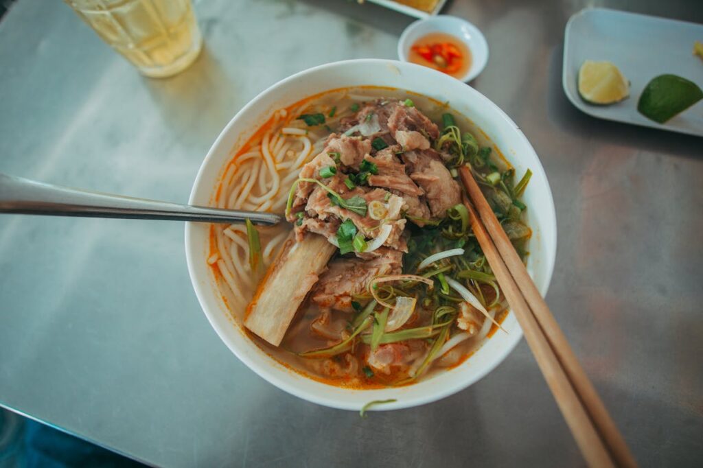 Genieten van Indonesische soto ayam
