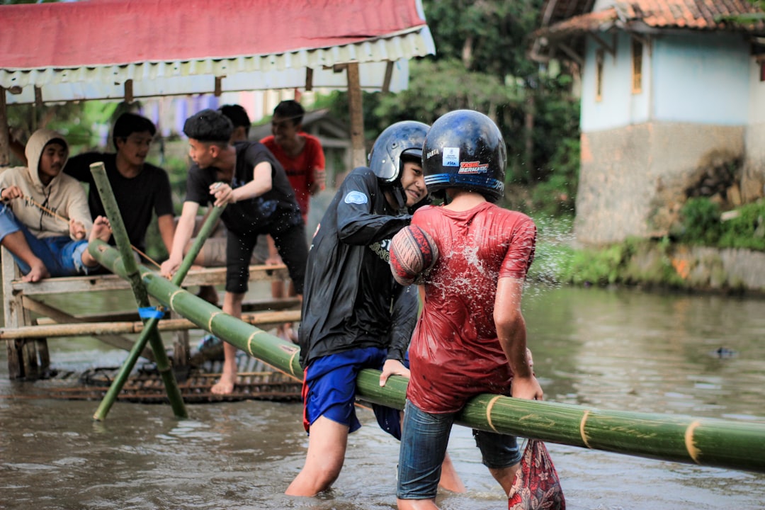 Reizen tijdens het regenseizoen in Indonesië: Wat je moet weten